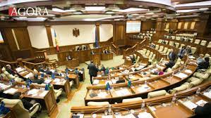 Dezbaterile au fost întrerupte, în noaptea de luni spre marţi, la ora 2,00, după ce timp de câteva ore au fost prezentate şi supuse votului amendamentele formulate la bugetul ministerului dezvoltării. Agora Live ÈedinÈa Parlamentului DeputaÈii Ar Putea Vota Azi Modificarea ConstituÈiei