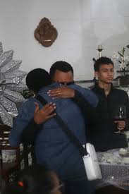 Dudu Nobre chora e comanda roda de samba em velório da mãe com presença da ex Adriana Bombom, filhas e amigos famosos