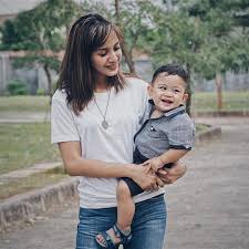 Sang anak juga tak melulu main gadget seharian. Selalu Kompak 10 Potret Kedekatan Kirana Larasati Dengan Sang Buah Hati