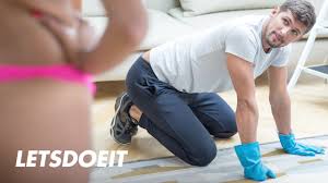 Eve gelen tamirci zenci körpeyi sikiyor