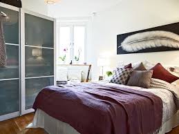 Qualche consiglio su come arredare una camera da letto molto piccola, gli elementi essenziali, i colori e cosa non si deve sbagliare un ambiente piccolo può risultare ugualmente piacevole e confortevole, a patto che si riesca ad organizzare al meglio lo spazio a disposizione. Arredare Camera Matrimoniale Piccola Consigli Innovativi Casa Magazine