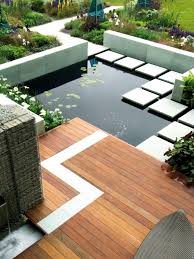 Passende Gartengestaltung Teich Minimalistisch Platten Weg Holz Terrasse At T In 2020 Water Features In The Garden Ponds Backyard Modern Landscaping