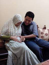 Rit, kamu memang istriku yang baik, kamu harus bisa mengerti kesulitanku saat ini, dan aku mau kamu membantu aku untuk mengatasinya, katanya. Cerita Hamil 1 Garis Satu Pojok Biru
