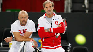 Repêché dans le tableau principal à la porte d'auteuil puis honorablement éliminé par novak djokovic, henri laaksonen a connu la même progression pour intégrer le top 100. Wimbledon Profitennis Jenseits Der Top 100 Teures Leben Aus Dem Koffer