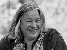 Carolyn Mountain's Instagram, Twitter & Facebook