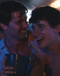 Have you seen THAT 'White Lotus' scene with Patrick Schwarzenegger and Sam  Nivola? 👀 🔗 Click the link in our bio if you're curious or just want to  see it again 👁👄👁