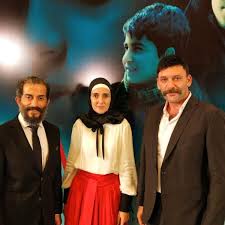 Dizi, tiyatro ve sinema oyuncusu mehmet usta, marmara üniversitesi fen edebiyat fakültesi'nden mezun masterchef türkiye jürisi büyük şef mehmet yalçınkaya kimdir bilinmeyenleriyle anlattım. Ekmek Teknesi Nde Olu Karakterini
