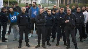 Les Surveillants Bloquent Une Centaine De Prisons Prison Surveillant Penitentiaire Penitentiaire