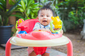 Bayi belajar jalan falyn belajar berjalan anak bayi lucu belajar jalan. Risiko Belajar Berjalan Dengan Baby Walker