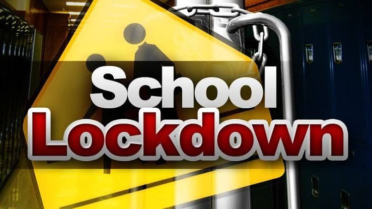 𝗕𝗿𝗲𝗮𝗸𝗶𝗻𝗴 𝗡𝗲𝘄𝘀: 𝗦𝗰𝗵𝗼𝗼𝗹 𝗟𝗼𝗰𝗸𝗱𝗼𝘄𝗻 | #Rialto High  School is currently on lockdown. According to school district officials,  the San Bernardino and Rialto police departments are "responding to an  alleged th