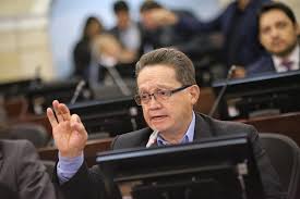 Senadores de varias fuerzas políticas de colombia han mostrado su rechazo a las palabras del ministro de defensa, carlos holmes trujillo, quien mostró su disposición de apoyar una intervención militar de estados unidos en venezuela, con el argumento de la lucha contra el. Senado De La Republica De Colombia