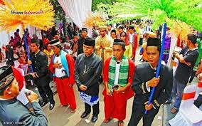 Di minangkabau sendiri kegiatan ini di sebut dengan berbagai istilah. 10 Upacara Adat Betawi Lengkap Dengan Gambar Dan Penjelasannya