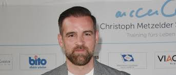 Christoph metzelder (40 de ani), fostul fundaș al lui real madrid, al borussiei dortmund și al naționalei germaniei, se află în centrul unui scandal de proporții. Ex Kicker Christoph Metzelder Wagt Haar Transplantation Promiflash De