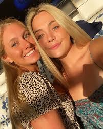 Tara Dechellis's Instagram, Twitter & Facebook