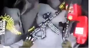 Le tireur a diffusé l'attaque en direct. Nouvelle Zelande Les Armes Du Tireur Particulierement Letales La Presse