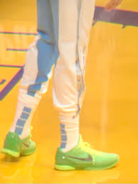 Los angeles lakers superstar anthony davis workout with lakers coach mike penberthy and uses the same moves he was taught in the game. Dan Woike On Twitter Anthony Davis Christmas Shoes