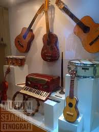 Kamu juga bisa download secara legal di itunes untuk mendukung artis agar. Dondang Sayang Merupakan Lagu Tradisi Muzium Galeri Melaka Facebook