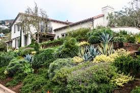 Einfache Landschaftsgestaltung Dekorieren Sie Ihren Garten Auf Originelle Weise Landschaftsgestaltung Garten Mediterraner Garten