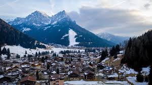 Si sviluppa nella parte alta del corso del fiume avisio, dal ghiacciaio della marmolada, da cui nasce, fino a moena, dove entra in val di fiemme. Vacanze A San Giovanni Di Fassa Dove Dormire A San Giovanni Di Fassa
