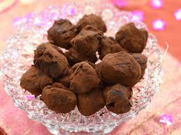 Decouvrez La Recette Truffes Au Rhum Et Aux Raisins Sur Cuisineactuelle Fr Truffes Au Rhum Truffes Au Chocolat Recette