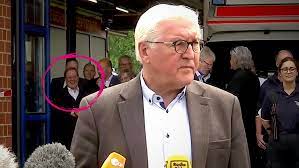 Die gebärde für laschet spiele auf seine rheinische frohnatur an, erklärt gebärdendolmetscherin alexandra lorenz. Flutkatastrophe Witzelt Im Katastrophengebiet Armin Laschet Entschuldigt Sich