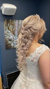 Oleg cassini saç aksesuarları arasında bulunan kurdeleli taçlar, kır ve deniz konseptli düğünler için ideal bir seçim olacaktır. Acik Gelin Sac Modelleri Icin 99 Fikir 2021 Gelin Sac Modelleri Gelin Saci Sac Ve Makyaj