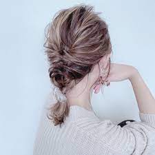 寝起き5分で完成 ミディアムさん向け 簡単かわいいヘアアレンジ 7選 locari ロカリ 髪型 ミディアム アレンジ ミディアム まとめ髪 ミディアムヘア