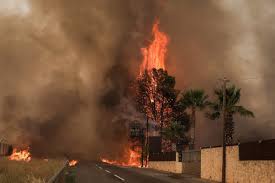 Σοκαριστικές είναι οι εικόνες από την πυρκαγιά που καίει ανεξέλεγκτα από το μεσημέρι της τρίτης (3/8/2021) στην βαρυμπόμπη. Jzodhjyf3dtbfm