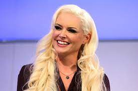 Bei facebook präsentierte sie sich mit natürlichem look. Daniela Katzenberger Augenbrauen Transplantation Daniela Katzenberger Fans Sind In Sorge Um Die Blondine Vom Thema Augenbrauen Kann Daniela Katzenberger Ein Lied Singen