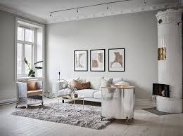 Harmony Is Created Here With The Light Colors Reflecting Light And The Bronze Accents Deco Maison Decoration Interieure Idee Deco Maison