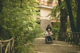 Korian dispone di 54 residenze per anziani per un totale di 5.200 posti letto, di cui oltre 1.000 nella sola nelle case di riposo e rsa per anziani il benessere della persona è l'obiettivo condiviso dagli operatori attraverso progetti di accoglienza, cura. Casa Di Riposo Soggiorno Anziani Le Querce