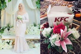Masa lelaki tu nak baca lafas takliq tiba tiba saudara dari pihak perempuan bising duit hantaran tak cukup seribu tulis boii amani hashim d. Hantu Ayam Dapat Kfc Sebagai Hantaran Baju Bertunang Tak Sempat Tukar Terus Ngap 2 Ketul Paha Viral Mstar