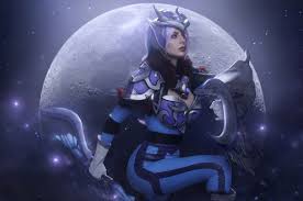 Dota2 Luna The Moon Rider Cosplay In 2020 Luna Cosplay Ghost Rider Wallpaper Art Reference Poses