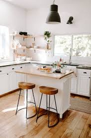 When It Comes To Decorating Her 1908 Home In Kansas City Blogger Kaylee Crane F Blogger City Home Decor Tips Natural Home Decor Home Decor Inspiration