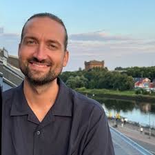 linkedinpresence #jobsearchtips #careergrowth #designhiring #fashioncareers  #talentacquisition #personalbranding #candidatevisibility