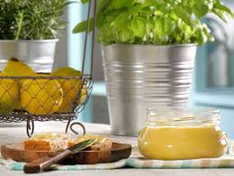 Die Feine Sosse Aus Eigelb Senf Und Ol Kannst Du Mit Unserem Mayonnaise Rezept Im Handumdrehen Selber Machen Plus Tipps Mayonnaise Rezept Rezepte Mayonnaise