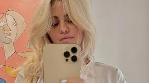 Free for commercial use no attribution required high quality images. Selena Gomez S New Blonde Hair Took Eight Hours And 200 Foils To Achieve Teen Vogue