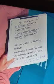 Paola francesca ferrari (born 6 october 1960) is an italian journalist, television presenter, and politician. Olanda Ucraina Sui Social Spuntano Gli Appunti Di Paola Ferrari La Sua Cartella Stampa E Da Non Credere Foto