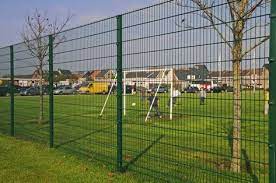 staalmatomheining rond voetbalveld