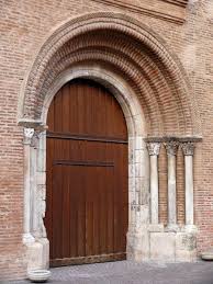 Il vit près des côtes, sur les fonds rocheux et se nourrit de petits poissons, de crustacés et de mollusques. Auditorium Saint Pierre Des Cuisines Toulouse Structurae
