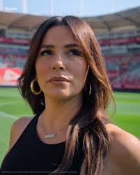 Eva Longoria é a nova dona de um time de futebol mexicano e vai fazer de  tudo para levá-lo ao topo com a ajuda de Rob McElhenney e Ryan Reynolds. 😱