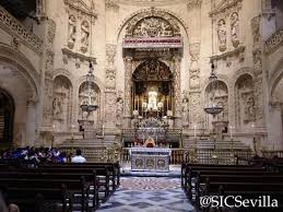 De estilo gótico, se inició en 1402 y sus obras se suceden hasta bien entrado el siglo xvi. Panoramica De La Capilla Real Con La Virgen De Los Reyes Y La Urna A Sus Pies Del Rey San Fernando Catedral De Sevilla Sevilla Andalucia
