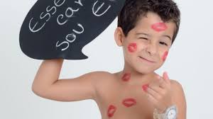 Foto: Luiz Felipe Mello faz pose de modelo