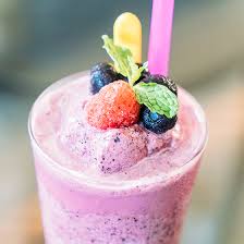 La ricetta di questo frappè con gelato allo yogurt e fragole si trovava da tempo sulla mia personale lista delle preparazioni da testare, credo di averla scovata su uno di quegli opuscoli che si trovano gratuitamente al super. Gelato Frappe Ai Frutti Di Bosco Cucina Amore Mio