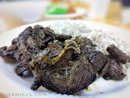 Menu makanannya juga begitu mengamit nostalgia dengan signature menu seperti nasi himpit menyongek. Makan Best Sg Buloh Nasi Kambing Abam Botak