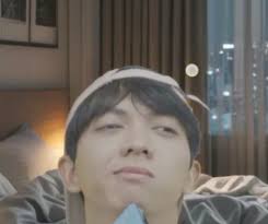 Bagi Bagi Foto Arthur Love Academy Megang Hp