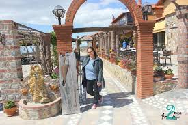 Τα παιδιά απολαμβάνουν το μάη στο κτήμα περέκ. Pame Bolta Sto Kthma Perek Two Boys And Hope