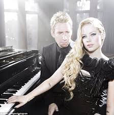 Chad kroeger canadian vocalist and rock musician less than a year after avril lavigne accepted a 14 carat diamond ring from chad kroeger , the canadian superstars' wedding preparations are well. Avril Lavigne Shows Off The 17 Carat Diamond Ring Husband Chad Kroeger Bought Her For Their First Anniversary Daily Mail Online