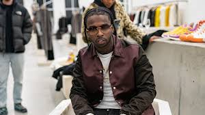 Cette dernière est survenue suite à une balle qui s'est logée au niveau du torse du rappeur. Rapper Pop Smoke Getotet Offizielle Todesursache Bekannt Promiflash De