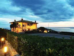 Situato nell'angolo più suggestivo della nostra splendida terrazza panoramica, è un ambiente informale ma chic, dove è previsto un abbigliamento smart casual e dove con semplicità e passione vengono proposti piatti tipici della tradizione mediterranea. La Casa Degli Spiriti Costermano Verona Area Events